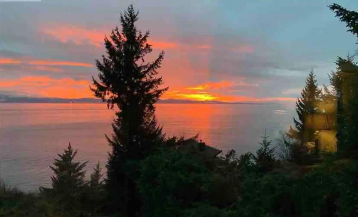 Ocean Front Home w Breathtaking Views & Hot Tub - Housity