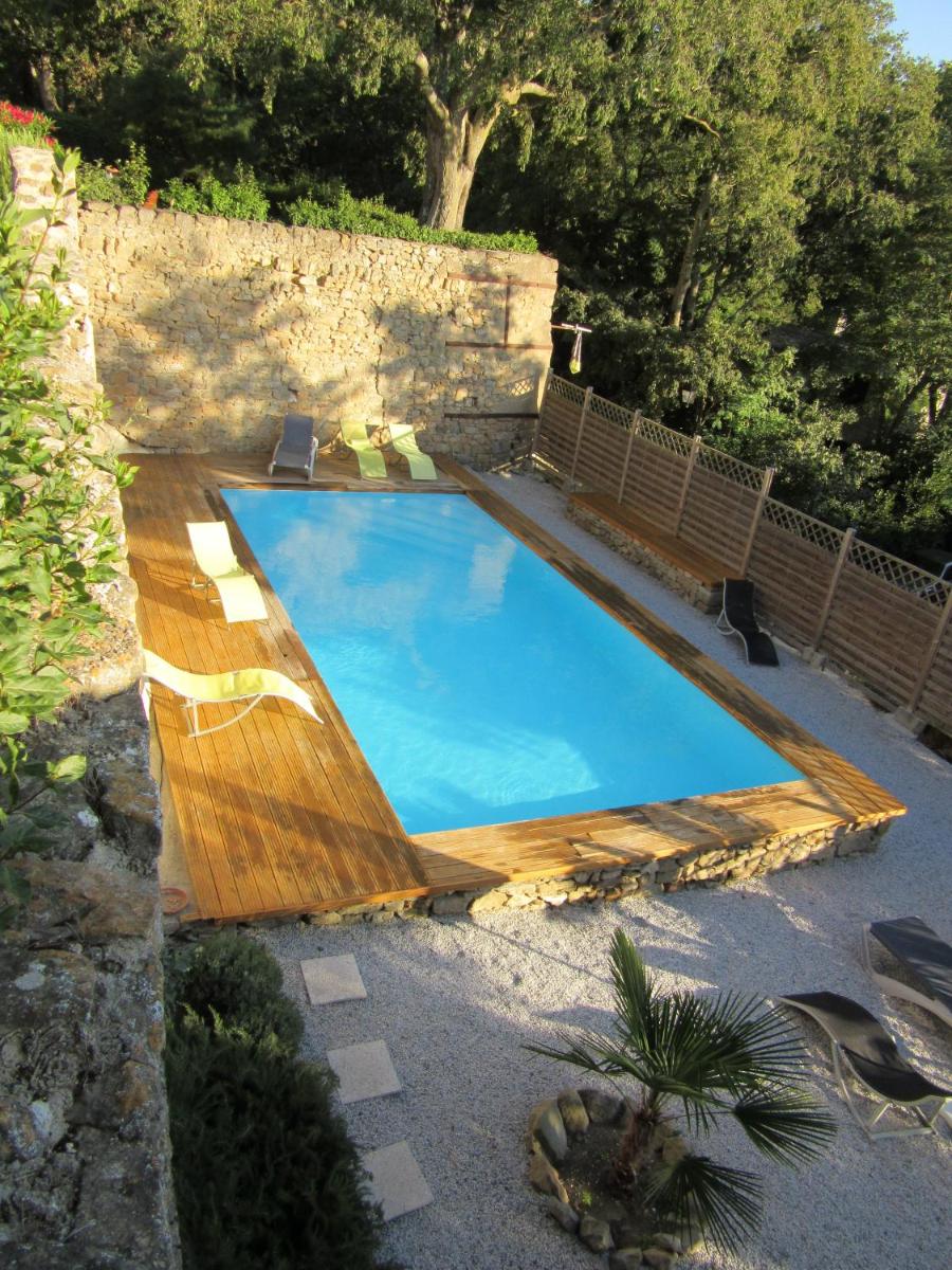Piscine de l'établissement Logis Hôtel Château De Palaja ou située à proximité
