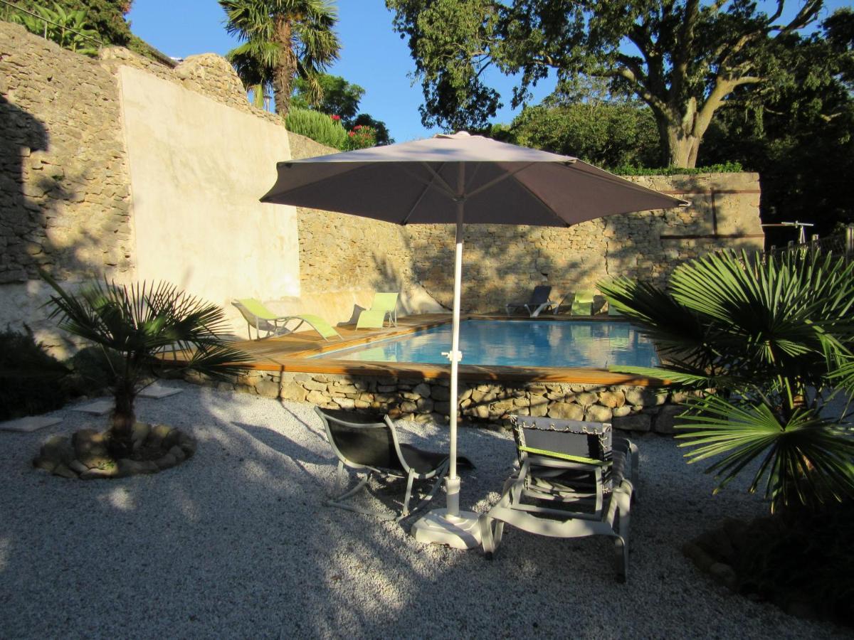 Piscine de l'établissement Logis Hôtel Château De Palaja ou située à proximité
