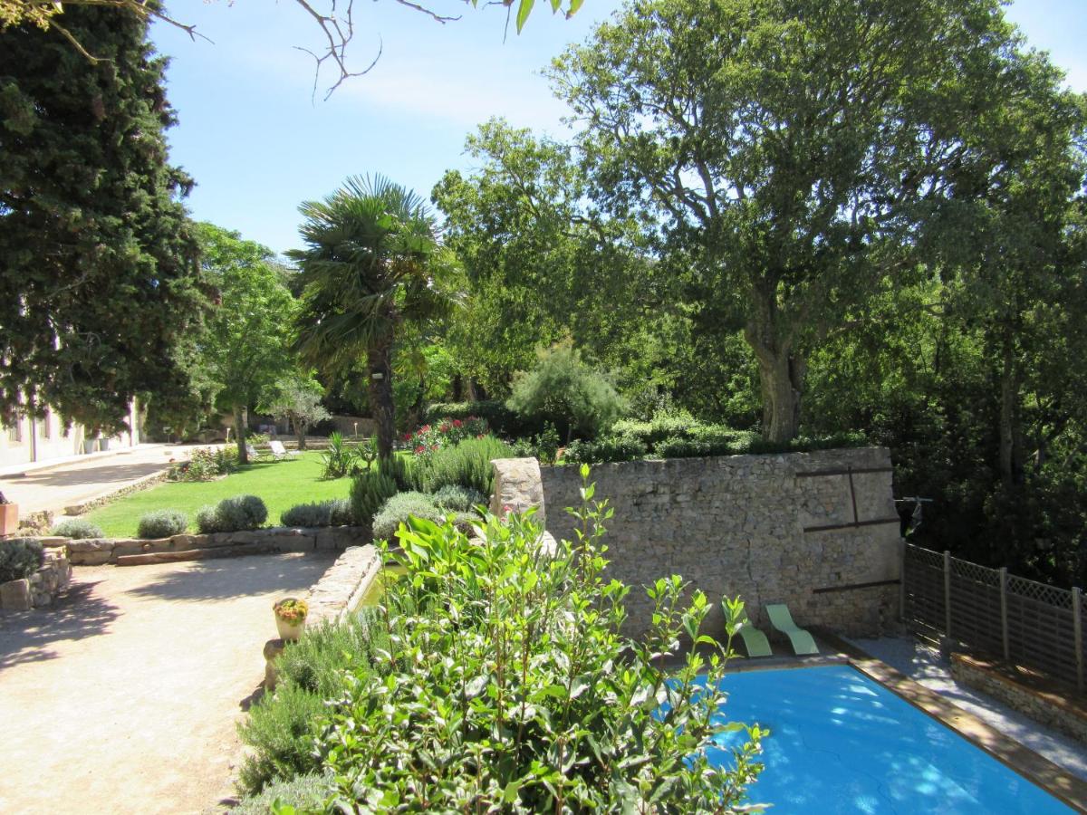 Piscine de l'établissement Logis Hôtel Château De Palaja ou située à proximité