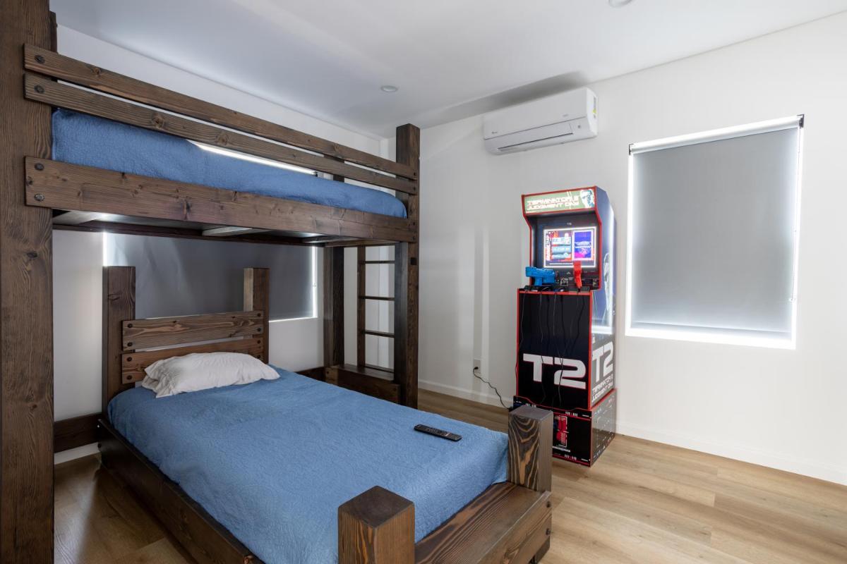 Suitetrails - Monopoly House - Spacious 2BD 8 min from airport