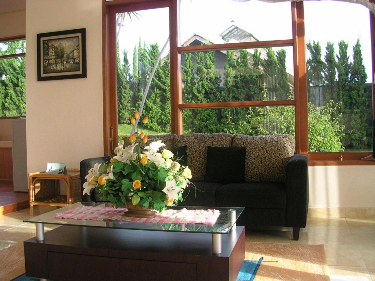 Suitetrails - Villa Sophia Cimacan Puncak