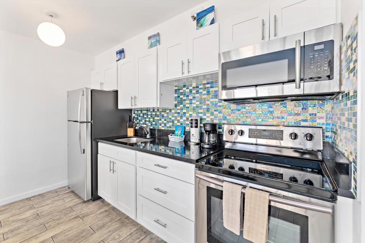 Cozy Ocean View Escape, 1 Block to Beach with Free Parking - Housity