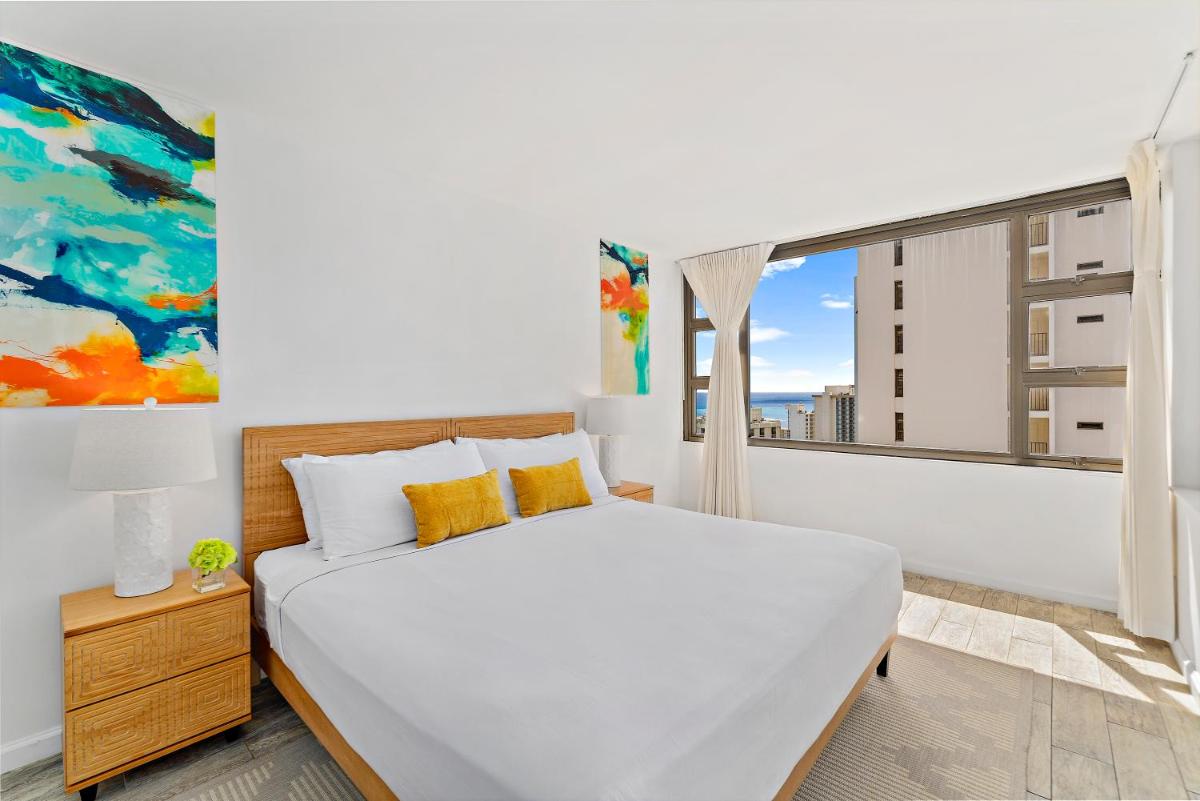 Cozy Ocean View Escape, 1 Block to Beach with Free Parking - Housity