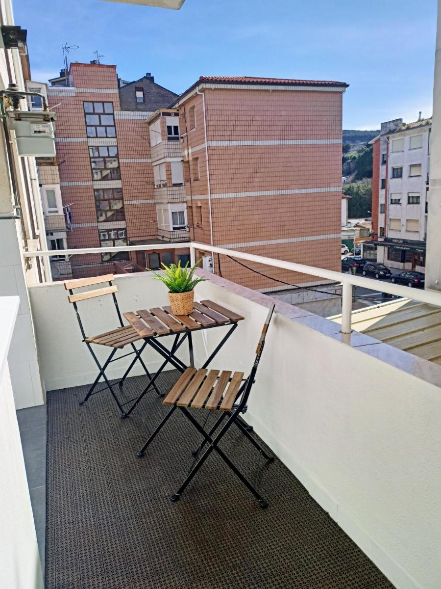Colindres centro, ideal familias, estancias profesores y teletrabajo - Housity
