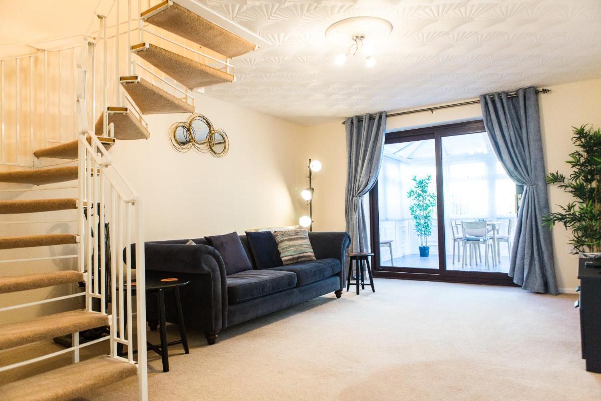 Entire 2 Bedroom House near Derriford with Parking - Housity