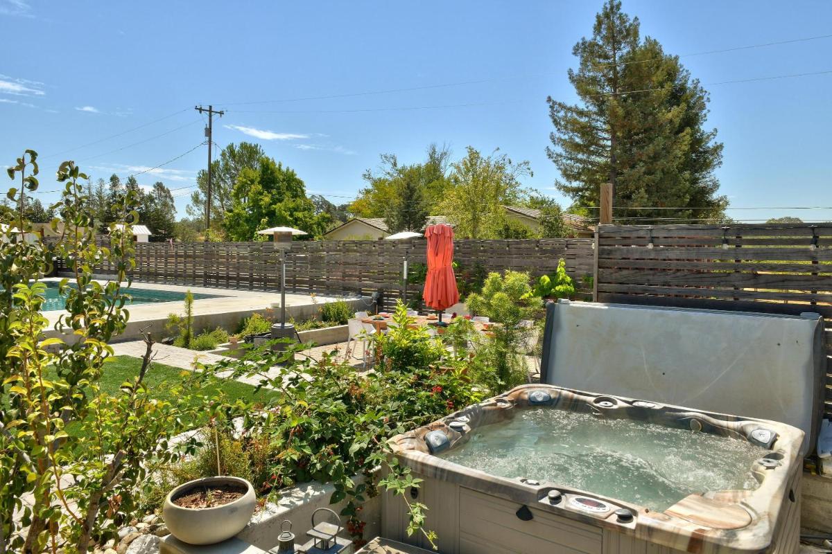 Farm to Table Hideaway in Healdsburg - Housity