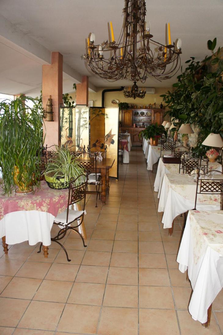 Hotel Les Cavalets - Housity