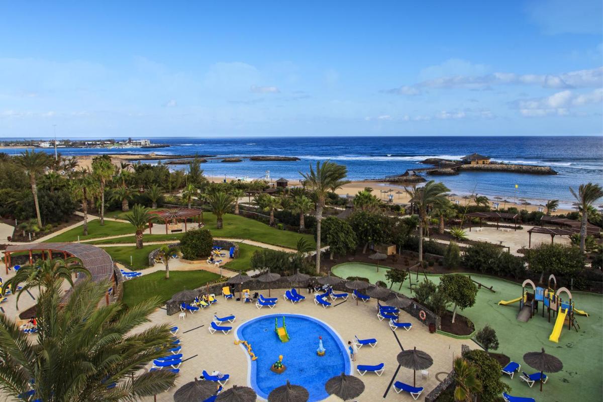 Una vista aérea de un resort con piscina y el océano. en Elba Carlota Beach & Golf Resort, en Caleta de Fuste