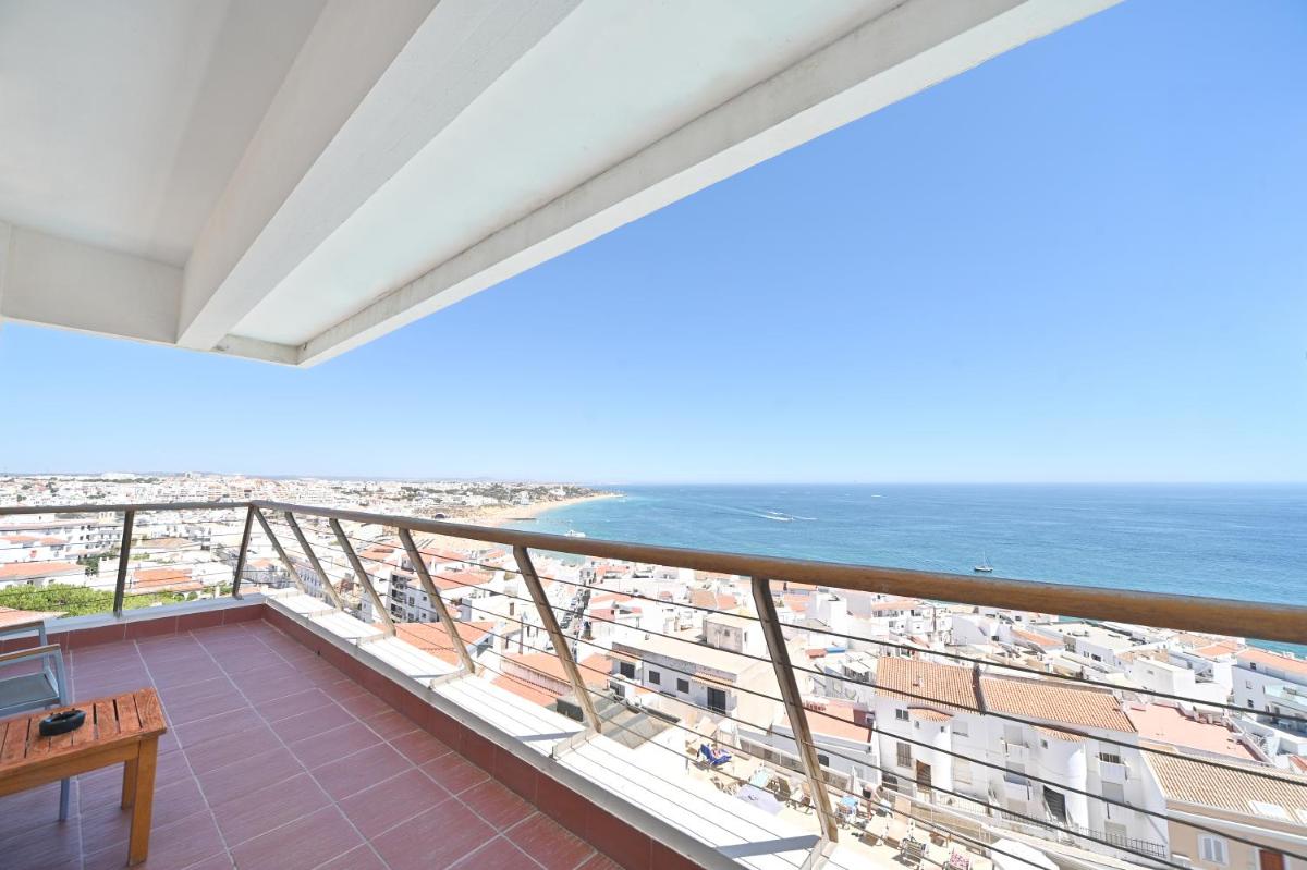 Uma vista do mar geral ou uma vista do mar a partir do hotel