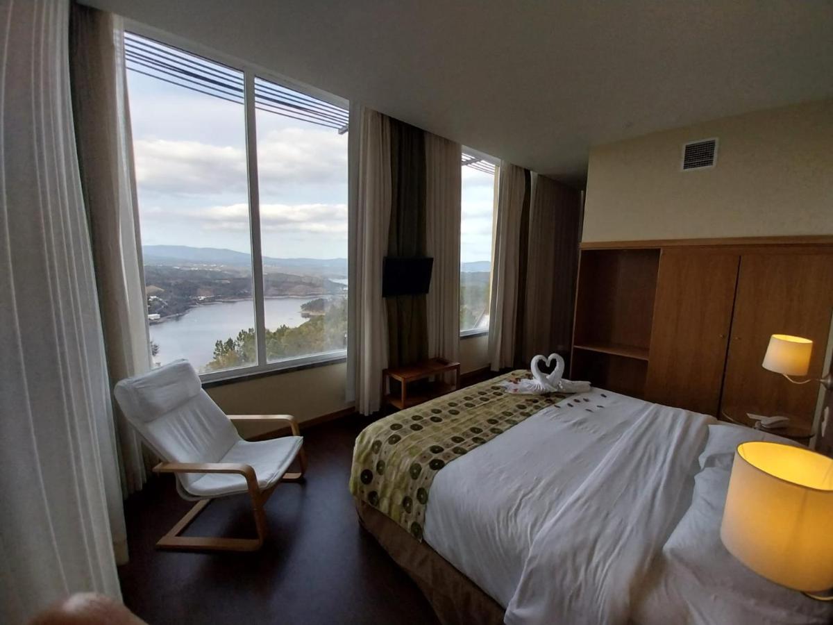 Uma cama ou camas num quarto em Hotel Da Montanha