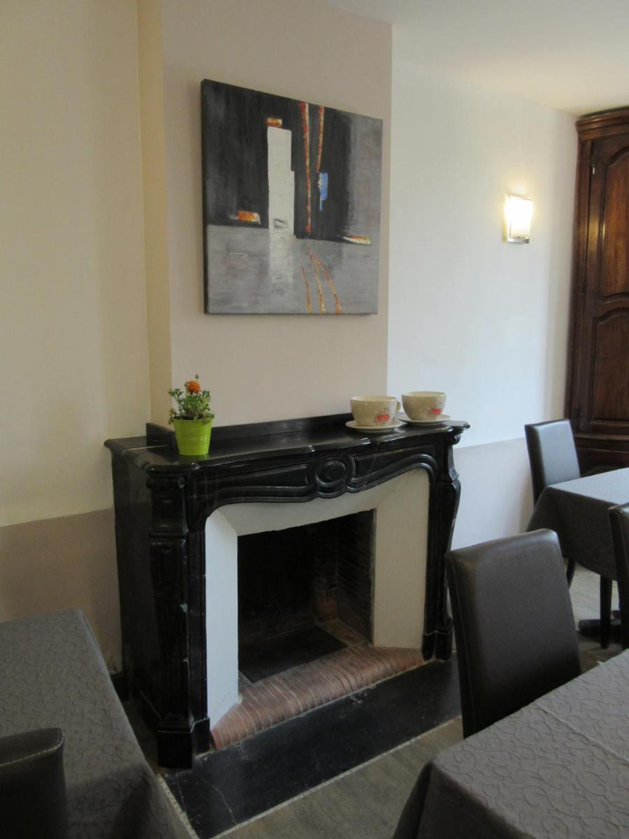 Télévision ou salle de divertissement dans l'établissement Logis Hôtel Château De Palaja