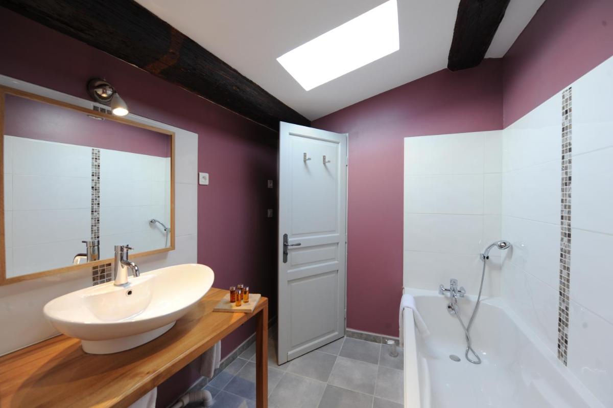 Salle de bains dans l'établissement Logis Hôtel Château De Palaja
