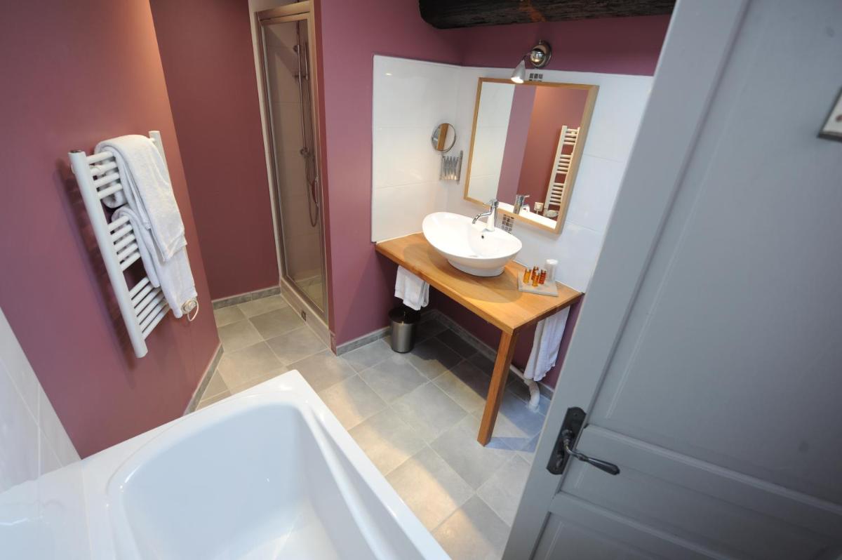 Salle de bains dans l'établissement Logis Hôtel Château De Palaja