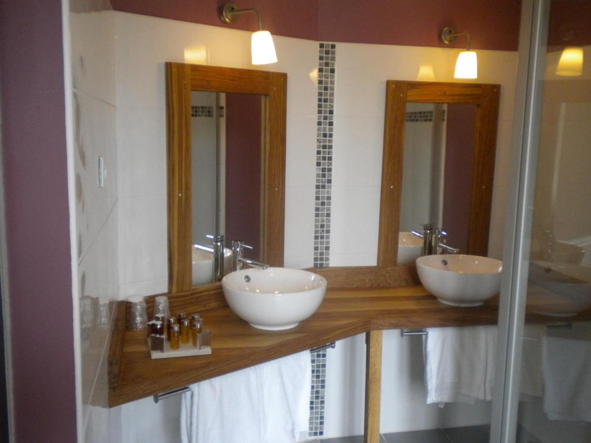 Salle de bains dans l'établissement Logis Hôtel Château De Palaja