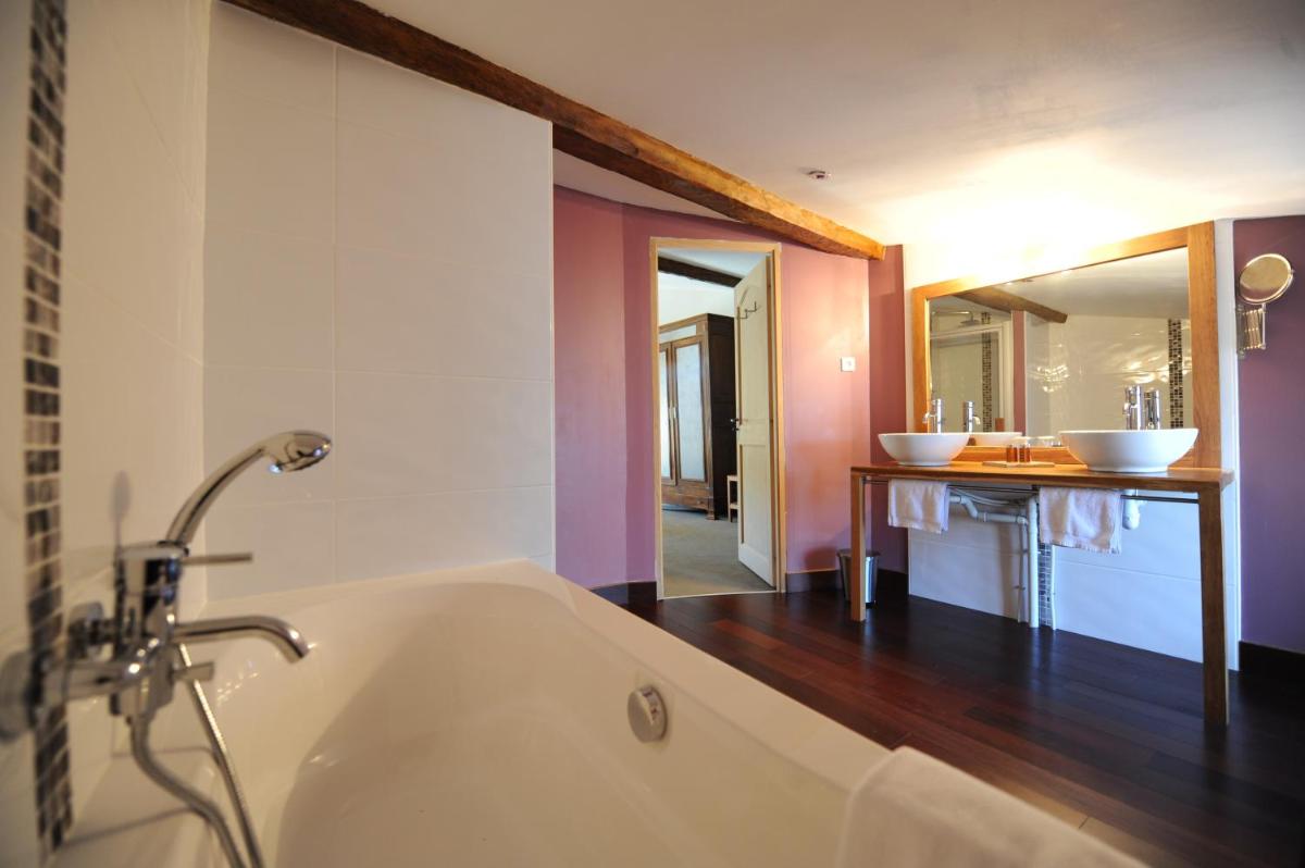 Salle de bains dans l'établissement Logis Hôtel Château De Palaja