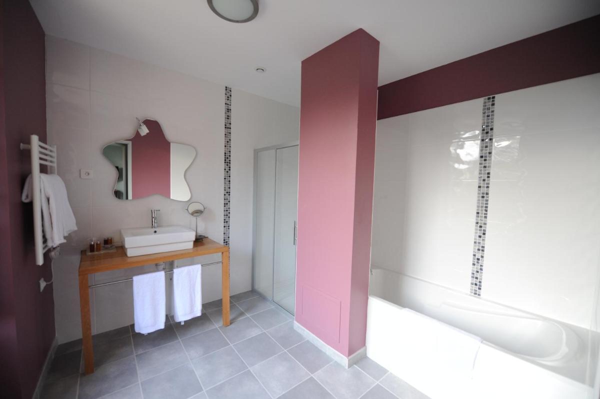 Salle de bains dans l'établissement Logis Hôtel Château De Palaja