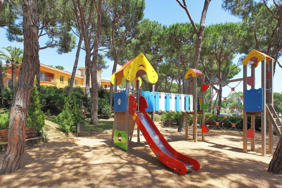 Zona de juegos infantil en Aparthotel Ciutat de Palol