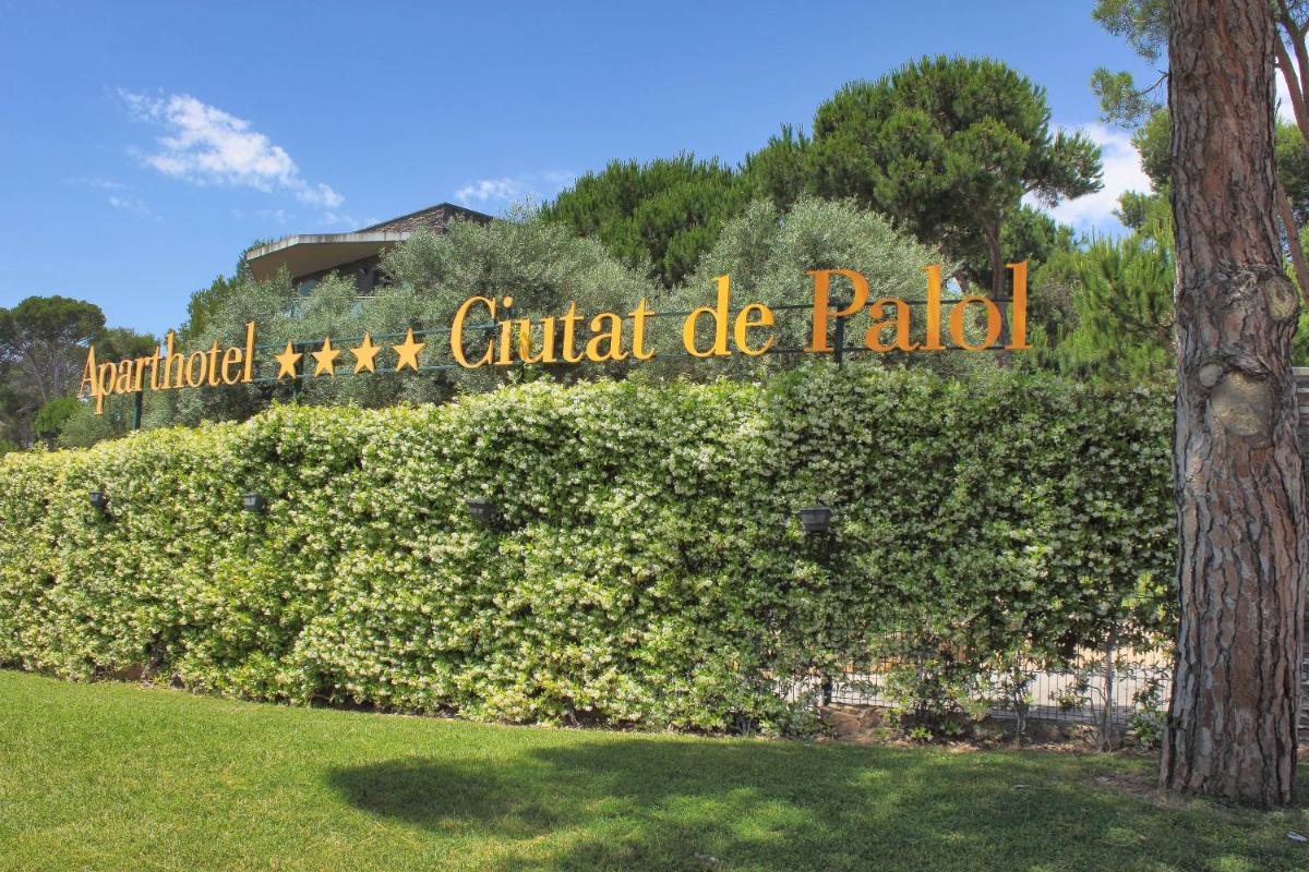 Jardín al aire libre en Aparthotel Ciutat de Palol