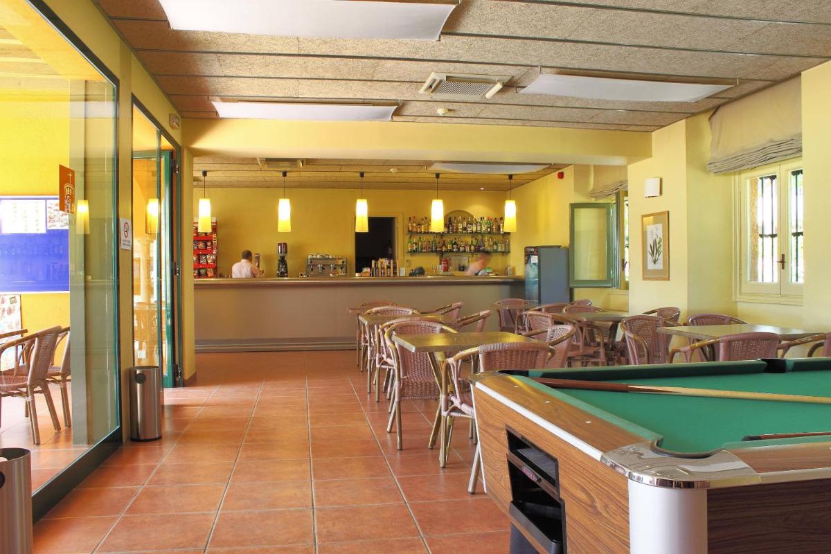 Mesa de billar en Aparthotel Ciutat de Palol