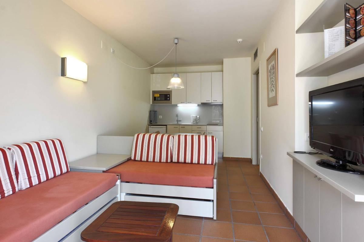 Una cocina o zona de cocina en Aparthotel Ciutat de Palol