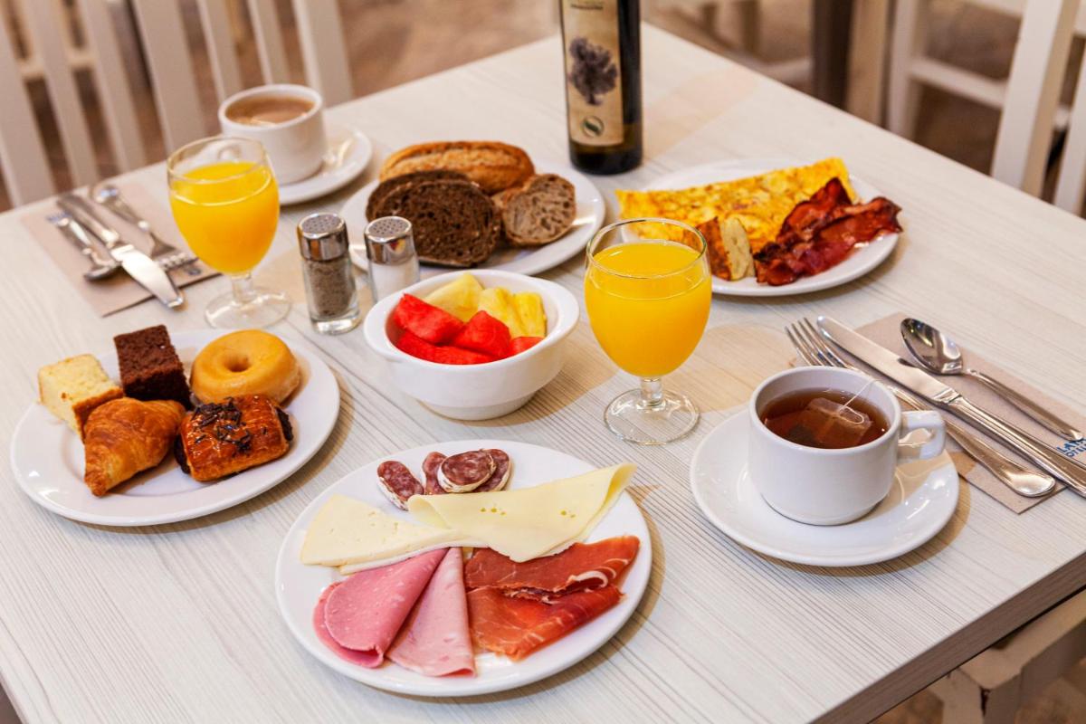 Comida en o cerca de este hotel