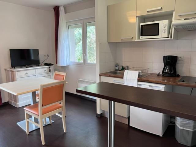 Cuisine ou kitchenette dans l'établissement Les bords de l'Aveyron
