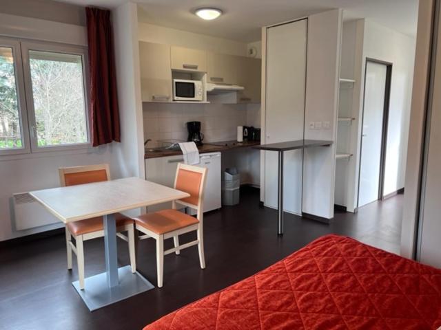 Cuisine ou kitchenette dans l'établissement Les bords de l'Aveyron