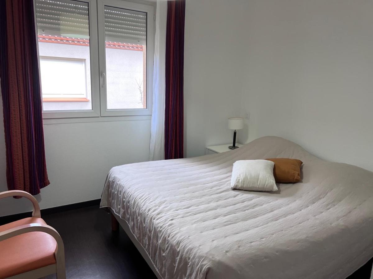 - une chambre avec un lit avec un oreiller et 2 fenêtres dans l'établissement Les bords de l'Aveyron, à Nègrepelisse 14 autres photos