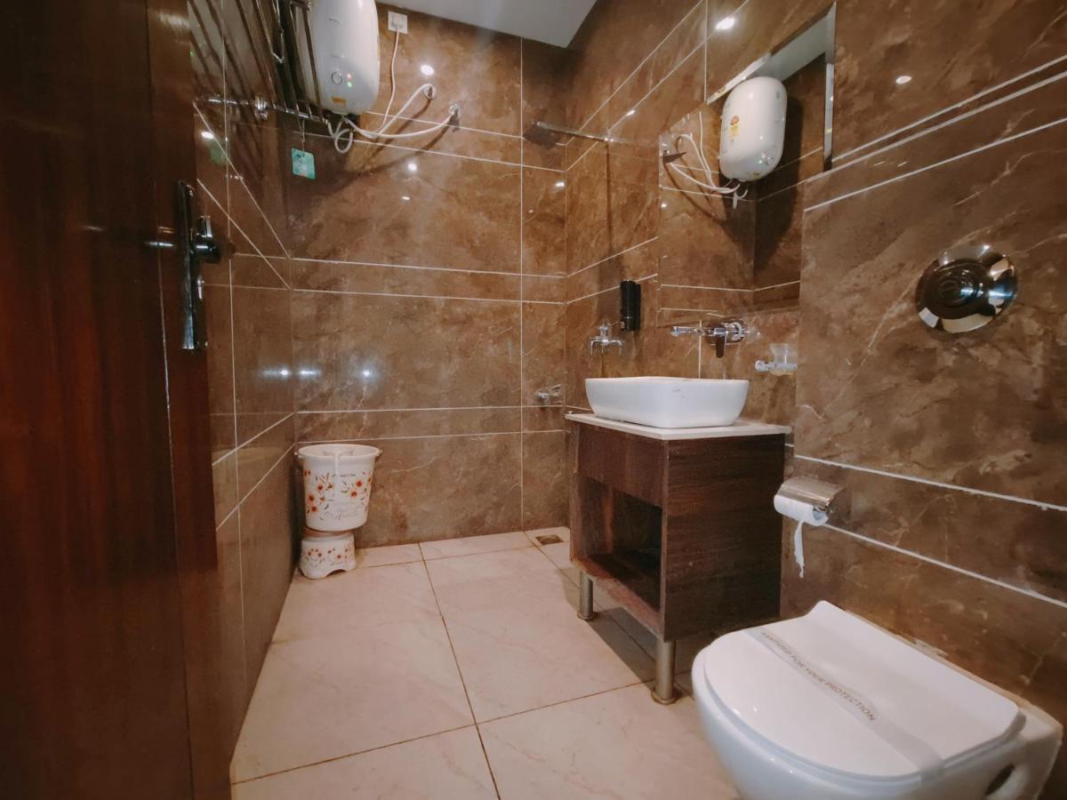 Hotel Crown, Amritsar - Hizvo