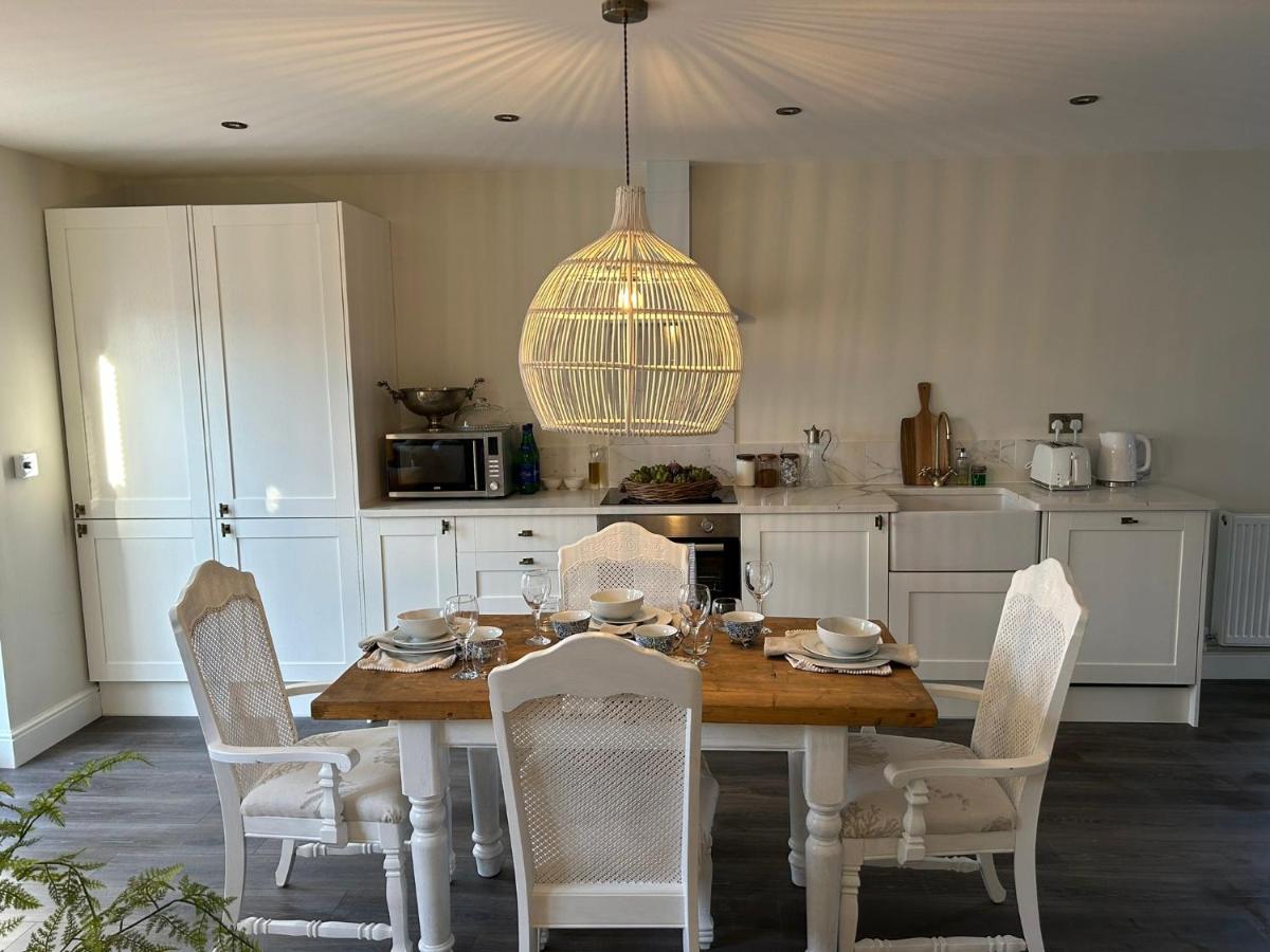 The Pelican Room-converted Cart Lodge near airport - Housity