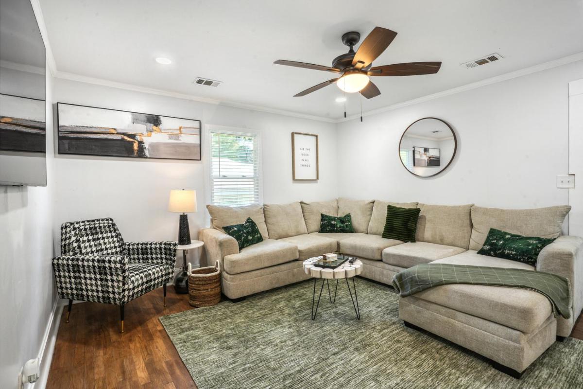 Modern Home 8 mins from Airport, 14 mins to Downtown - Housity