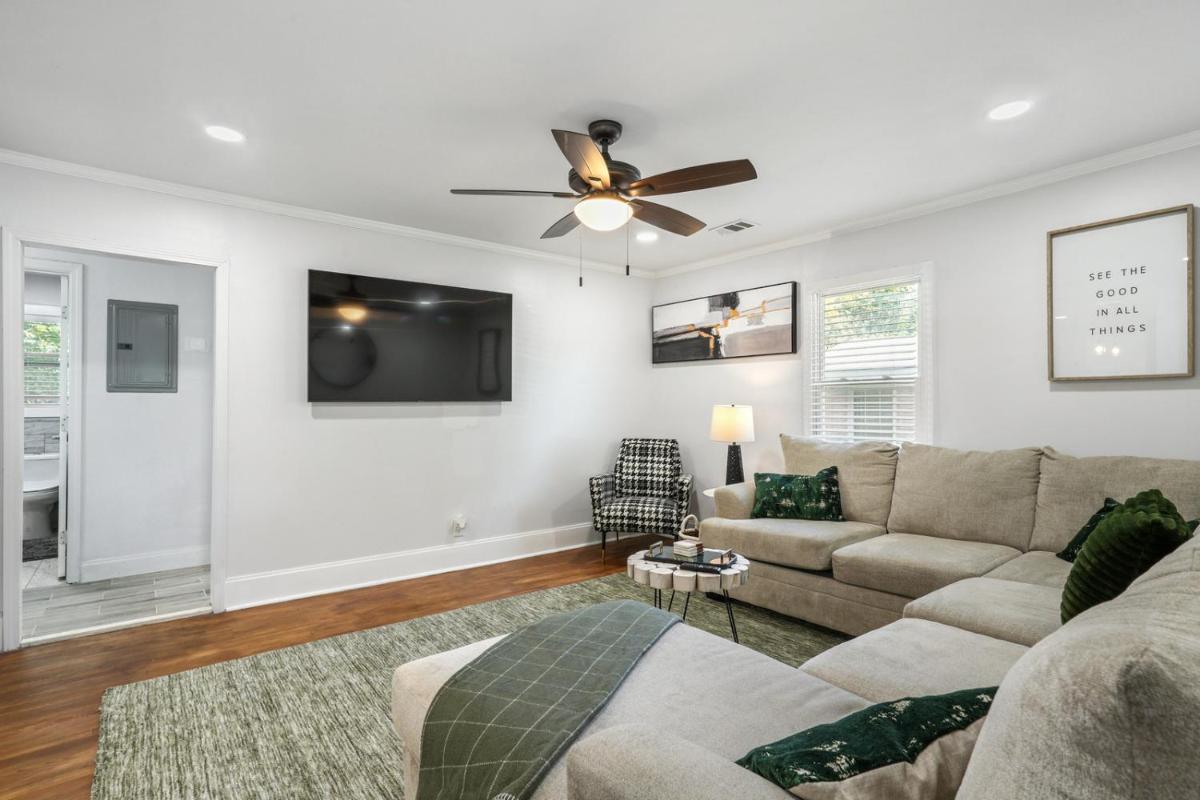 Modern Home 8 mins from Airport, 14 mins to Downtown - Housity