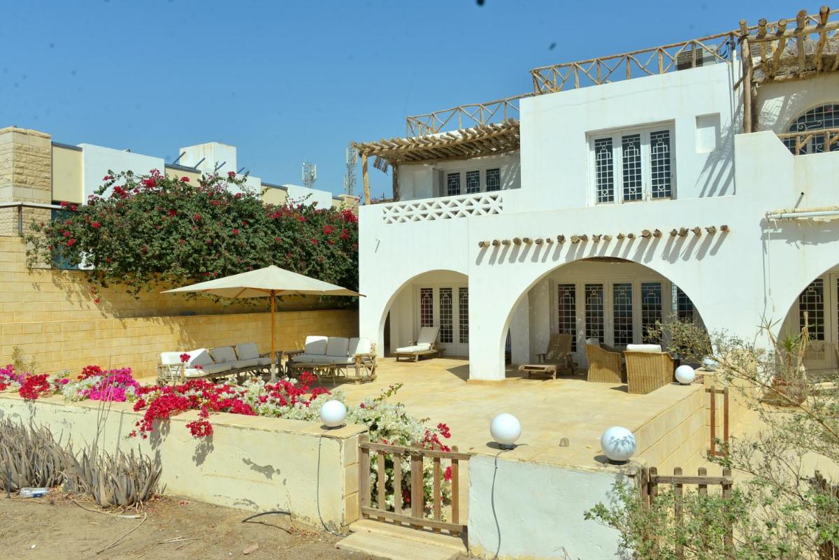Beachfront Luxury Villa with Sea Views, World's Best Coral Reefs, Scuba & Snorkeling - Housity