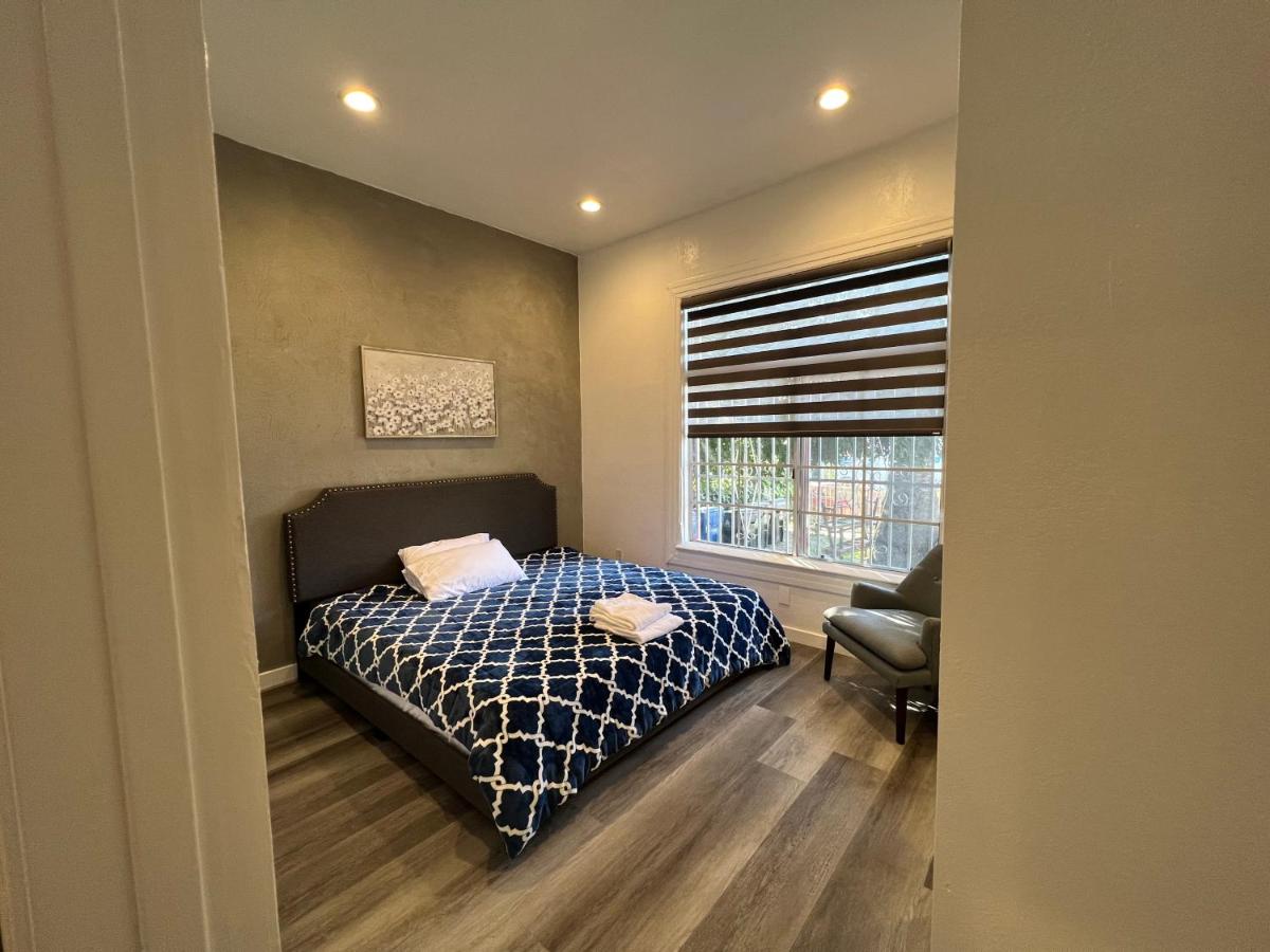The Red Guest House in Downtown Los Angeles - Housity