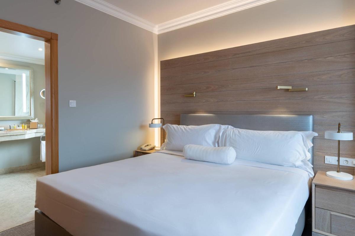 Uma cama ou camas num quarto em Praia D'El Rey Marriott Golf & Beach Resort