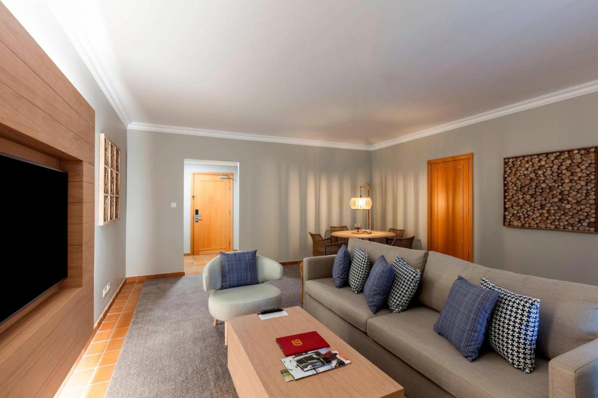 Uma área de estar em Praia D'El Rey Marriott Golf & Beach Resort