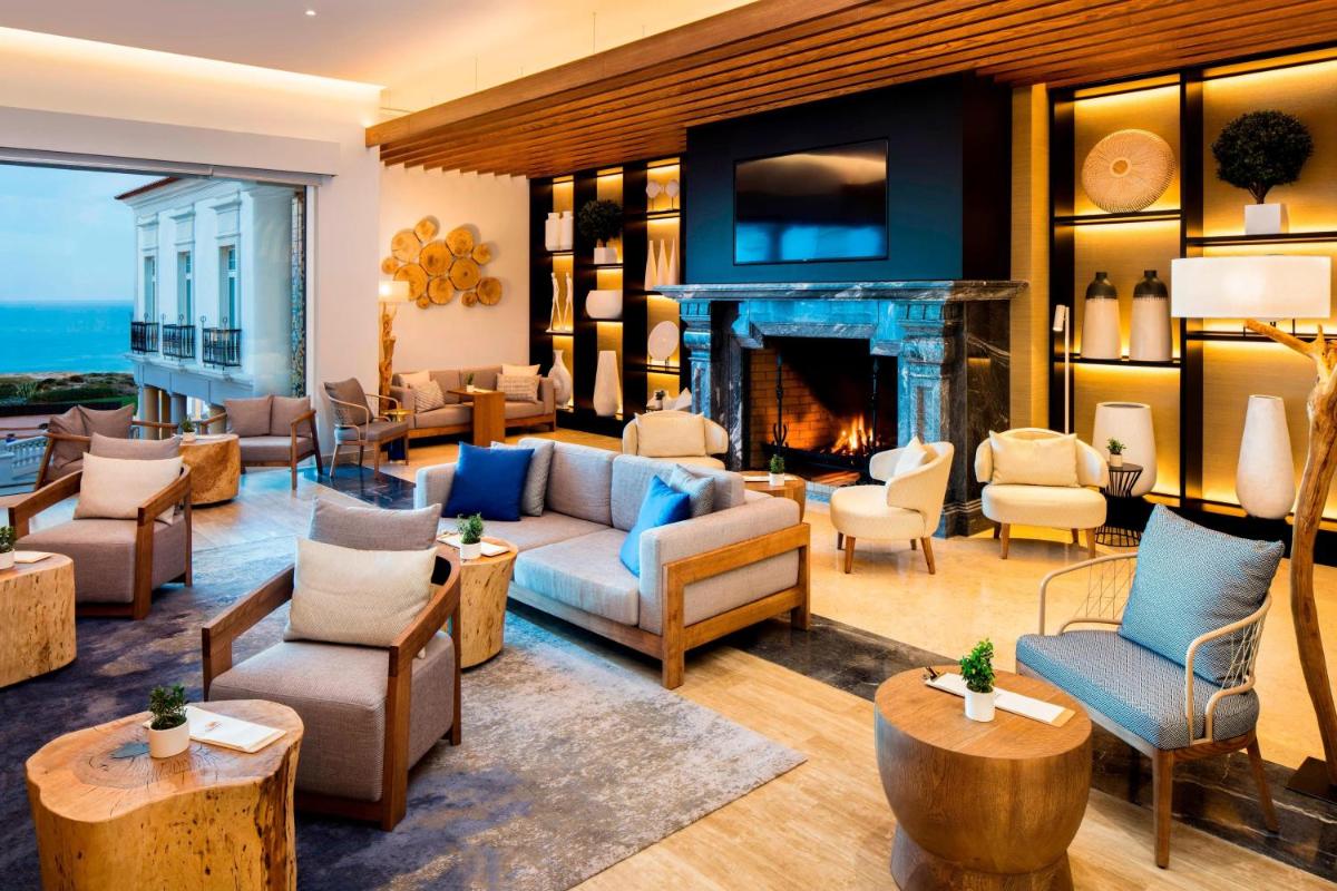 Uma área de estar em Praia D'El Rey Marriott Golf & Beach Resort