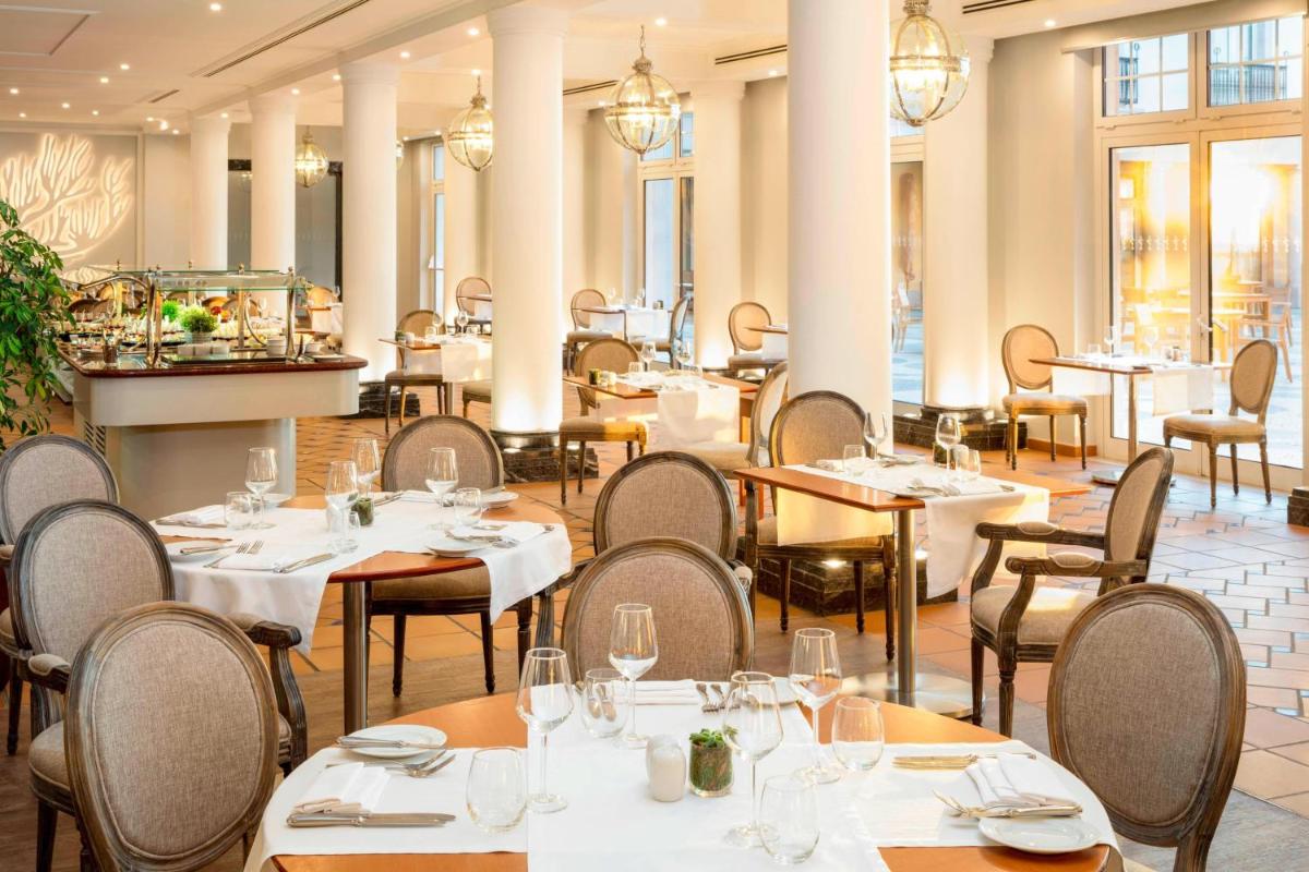 Um restaurante ou outro lugar para comer em Praia D'El Rey Marriott Golf & Beach Resort