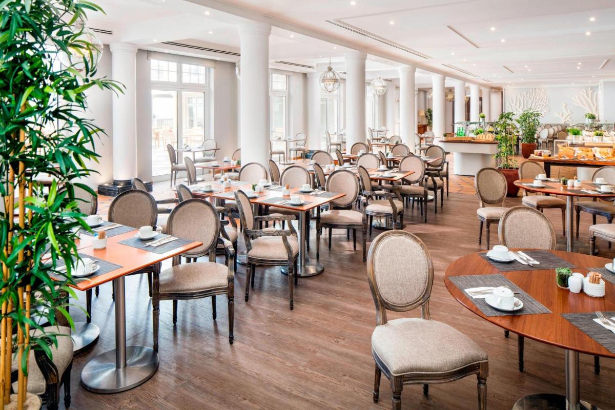 Um restaurante ou outro lugar para comer em Praia D'El Rey Marriott Golf & Beach Resort
