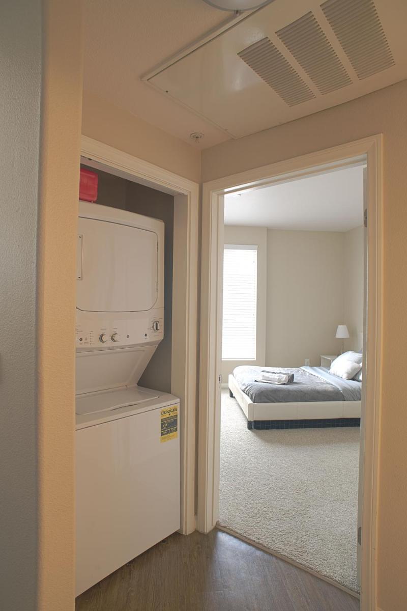 Queen Private Room in Shared Two Bedroom Apartment Marina Del Rey & Venice - Sleeps 2 - Housity