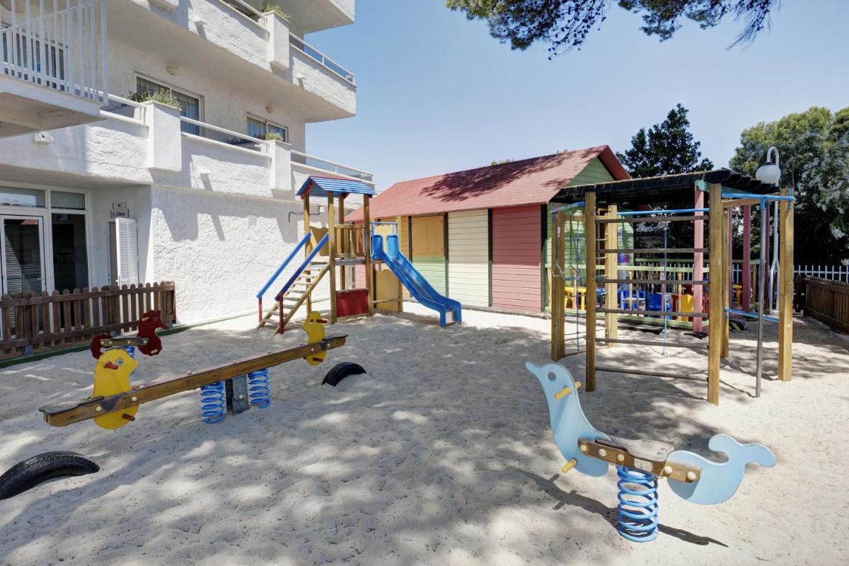 Un parque infantil con juegos en la arena en Grupotel Los Príncipes & Spa, en Playa de Muro