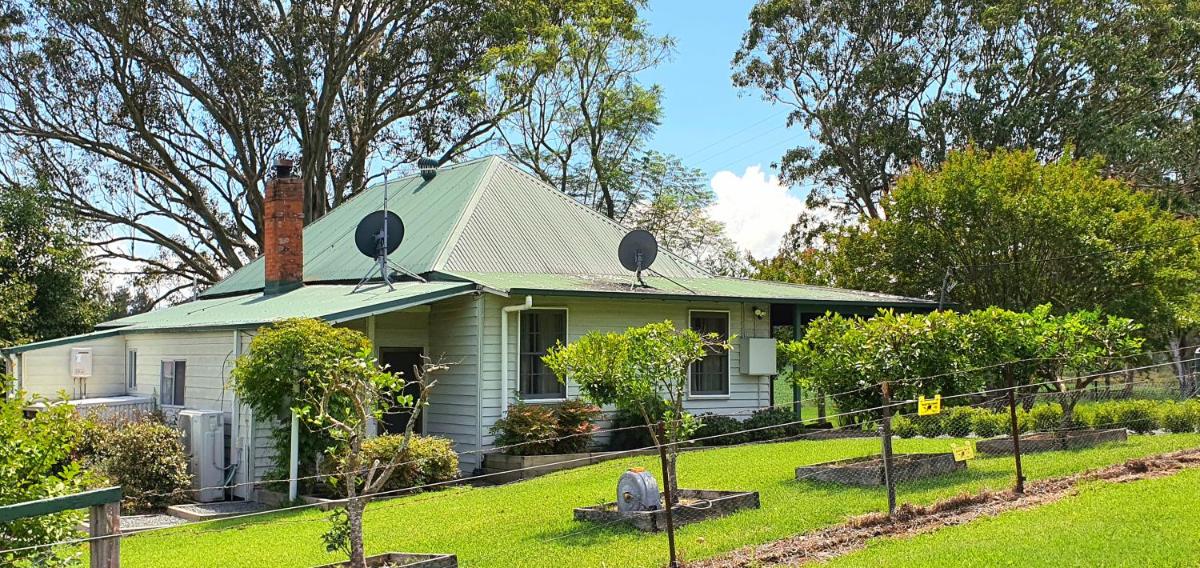 Old Schoolmaster's Cottage on the Barrington River - Housity