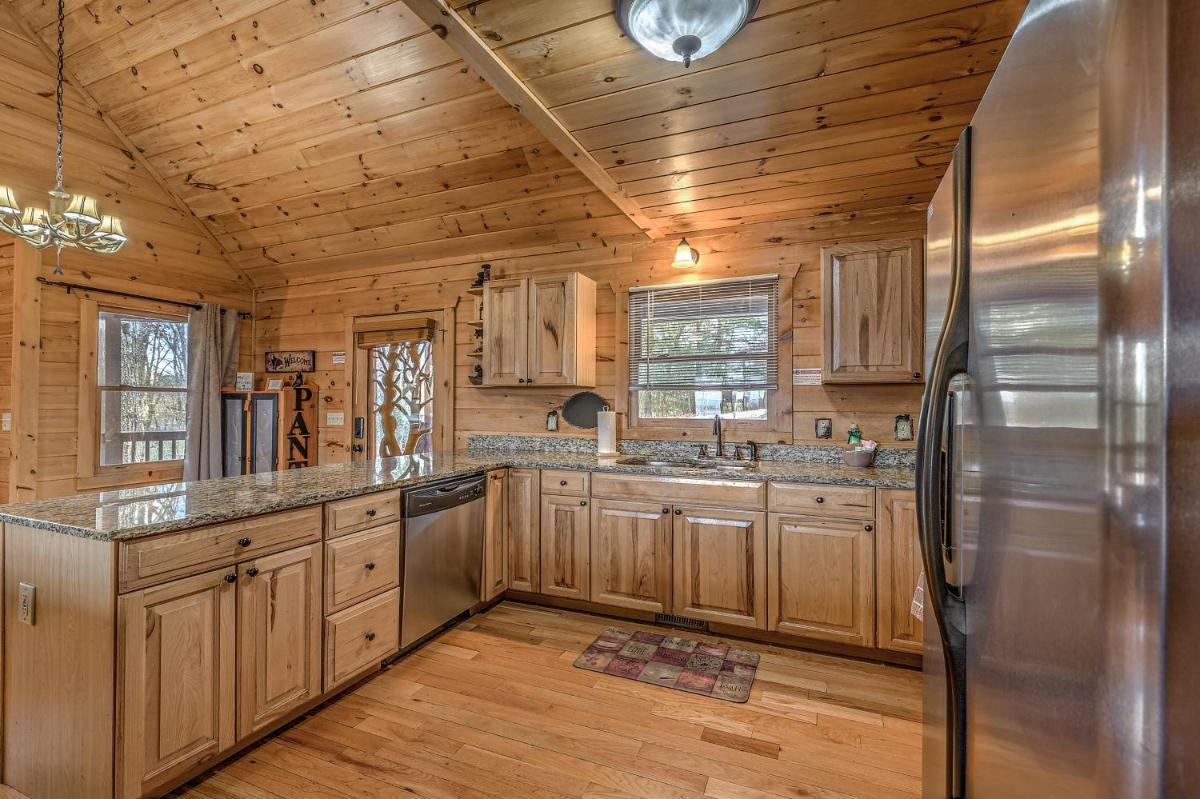 Cozy Blue Ridge Cabin in Heart of the Mountains - Housity
