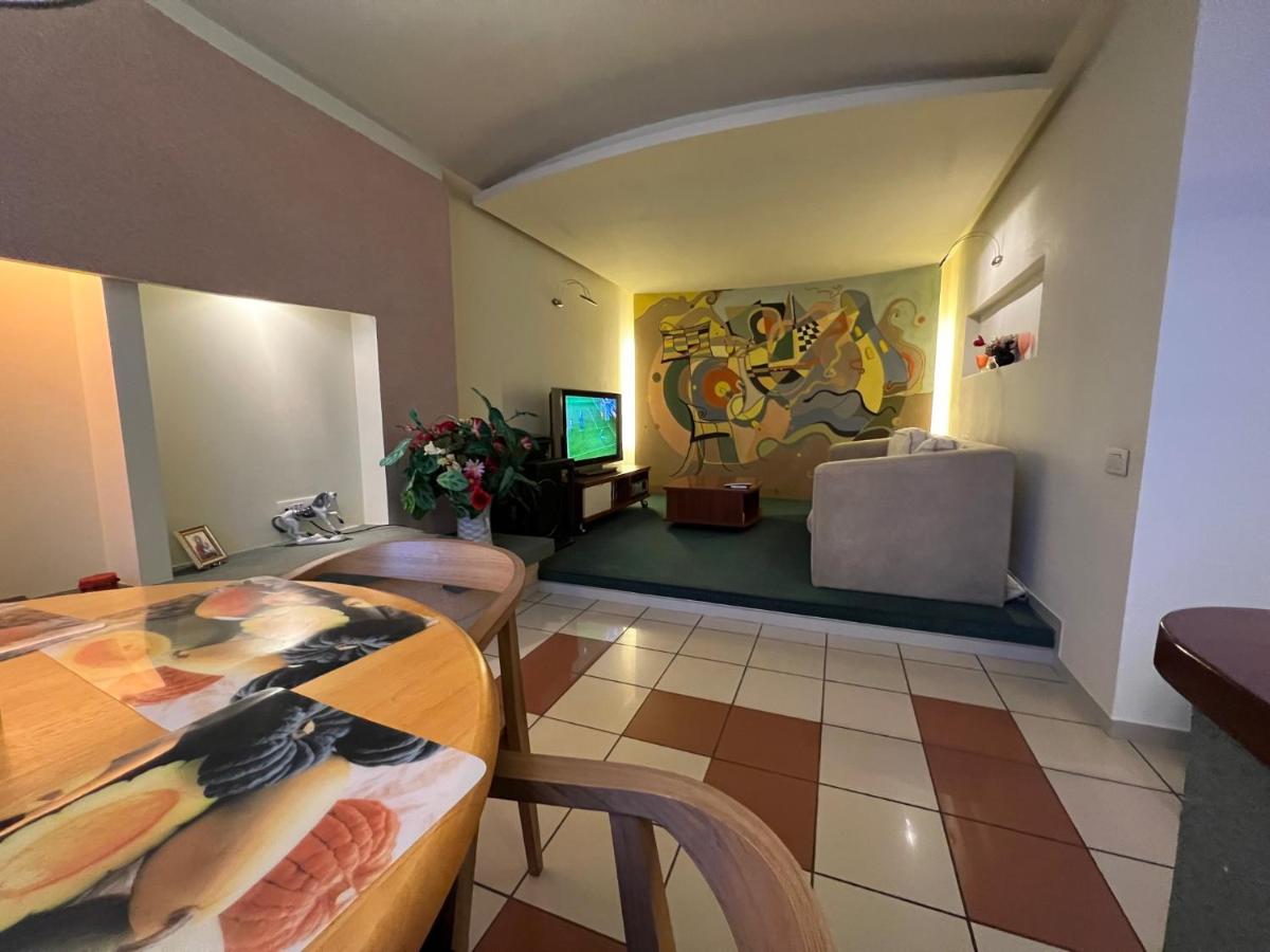 Suitetrails - Ultimate Stay Lovely 3bed 2bath Apartment Suceava Ultra Central