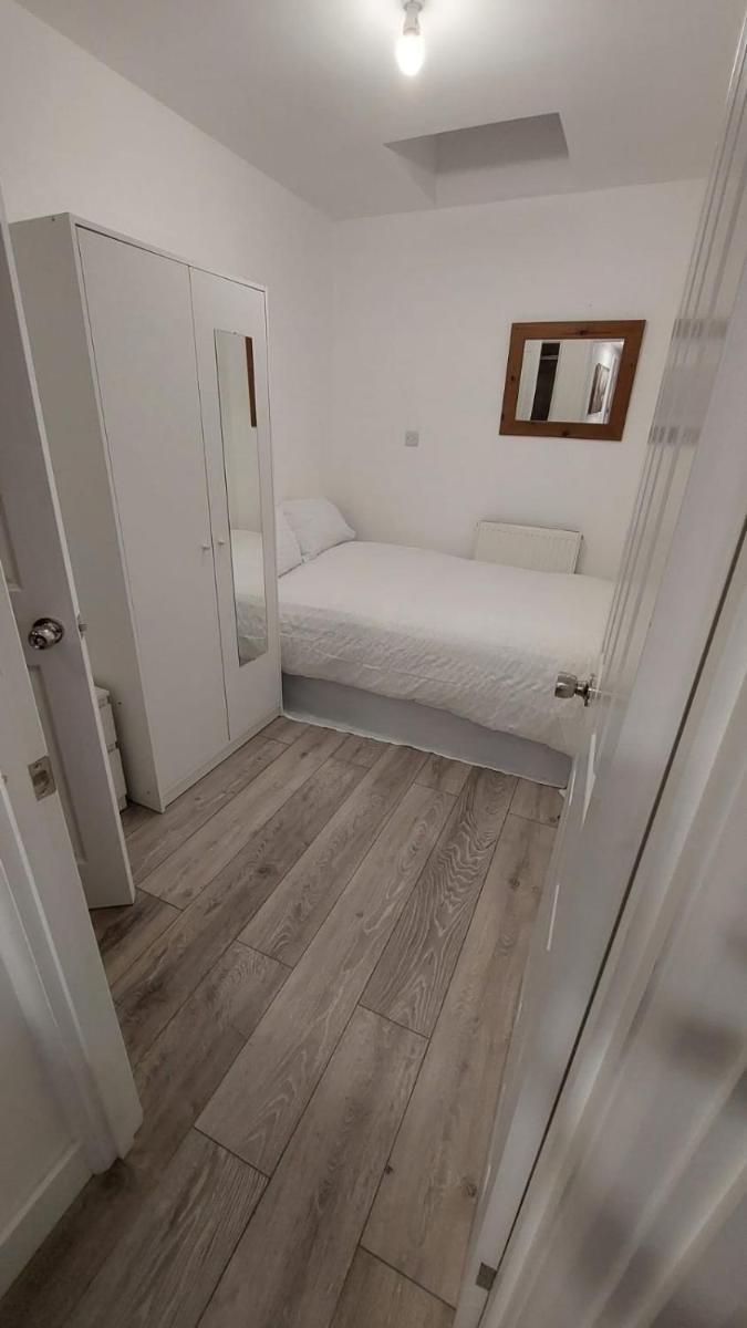 Double En-suite Room Available In 3 Bed Apt - Housity