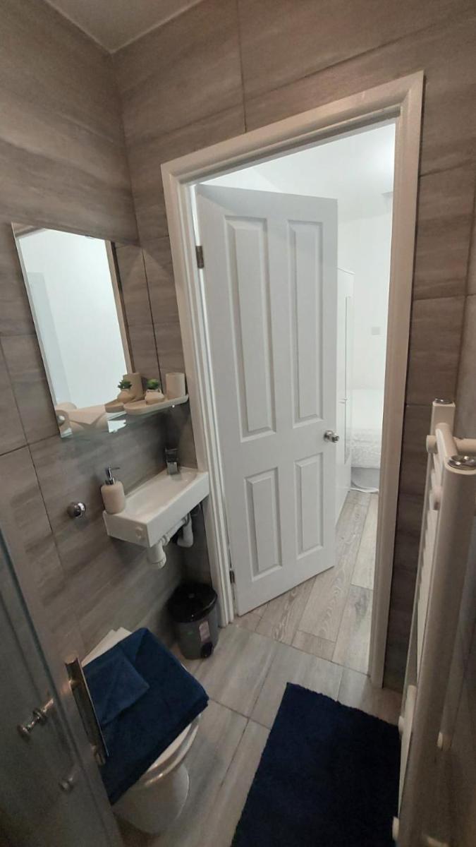 Double En-suite Room Available In 3 Bed Apt - Housity