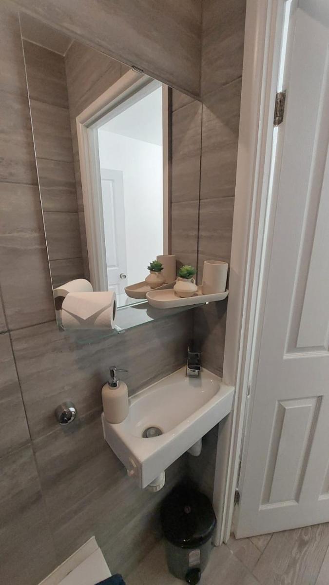Double En-suite Room Available In 3 Bed Apt - Housity