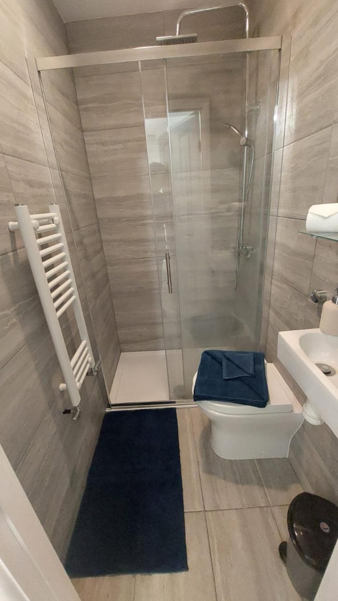 Double En-suite Room Available In 3 Bed Apt - Housity