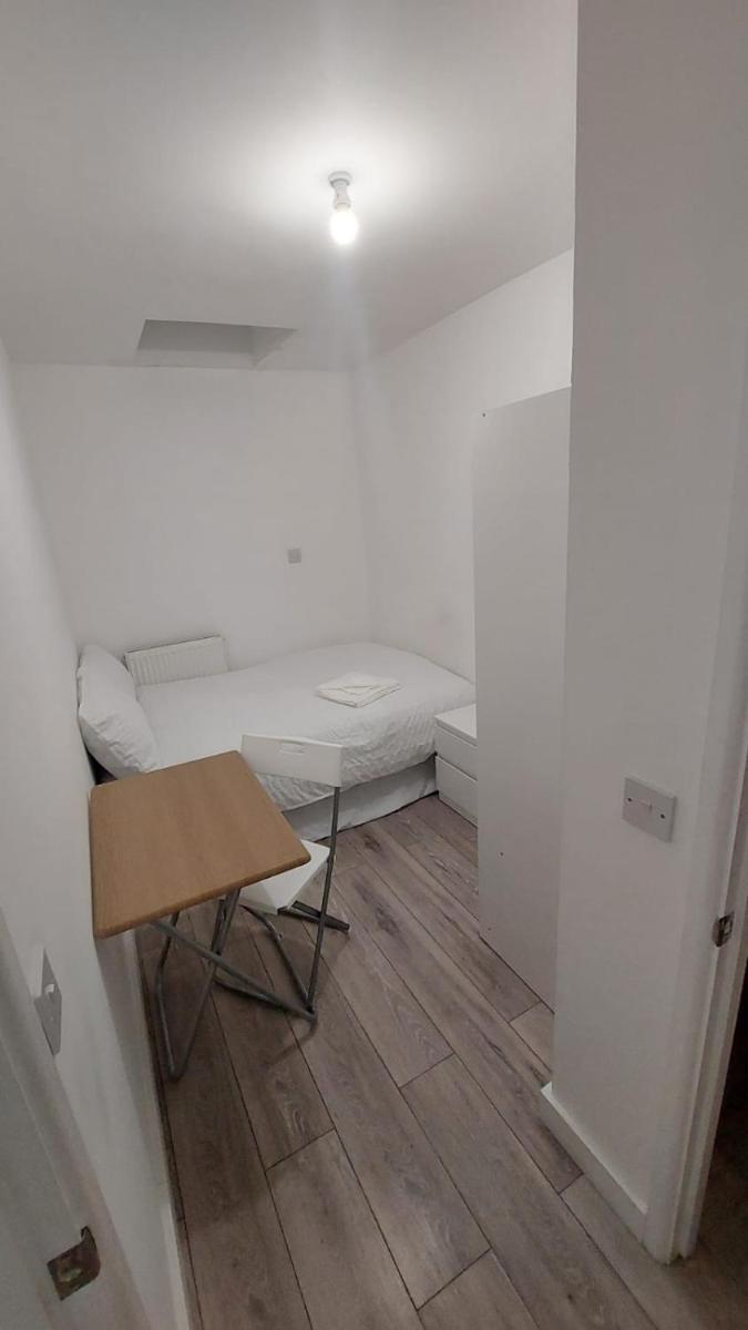 Double En-suite Room Available In 3 Bed Apt - Housity